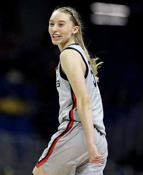 how tall is paige bueckers uconn